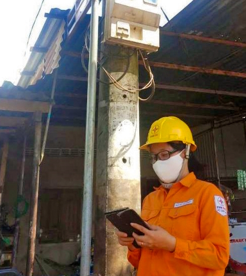 Chị Nguyễn Thị Thắng khảo sát ở hiện trường.